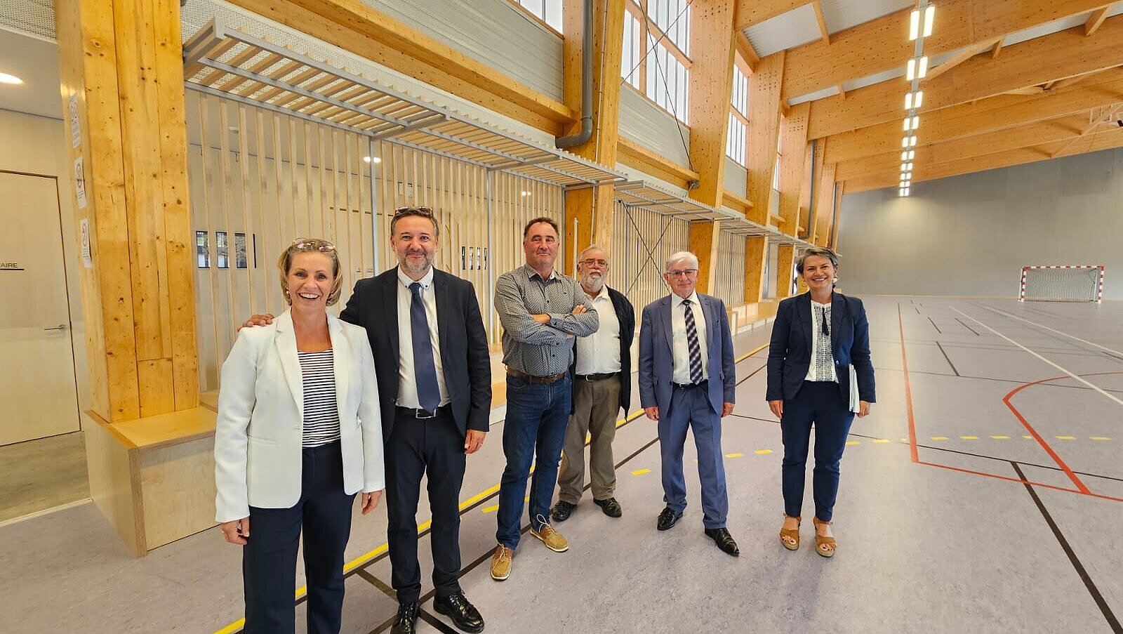 Inauguration du complexe sportif du Gouerch et de la Maison France Services à Le Palais Elus présents dans un complexe sportif pour une inauguration