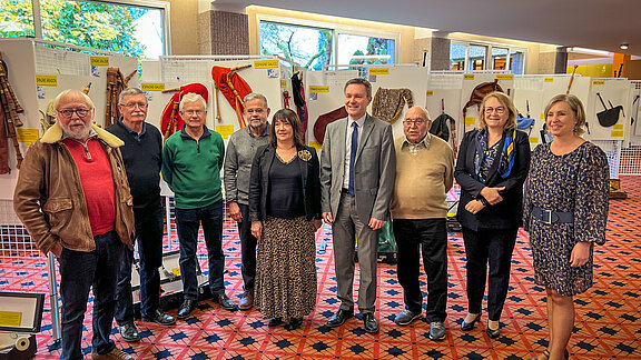 Elus du Département devant l'exposition de l'association Dasson An Awel