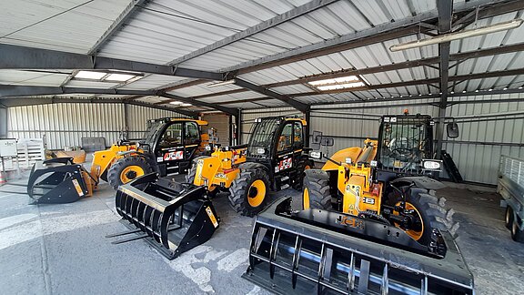 Trois engins pour la sécurité des routes dans un garage